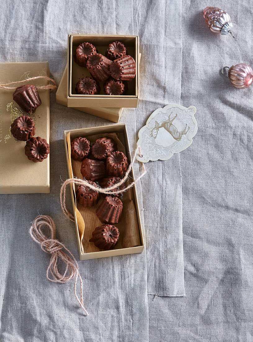 Mini-Schokoladen-Kranzkuchen in Geschenkschachteln