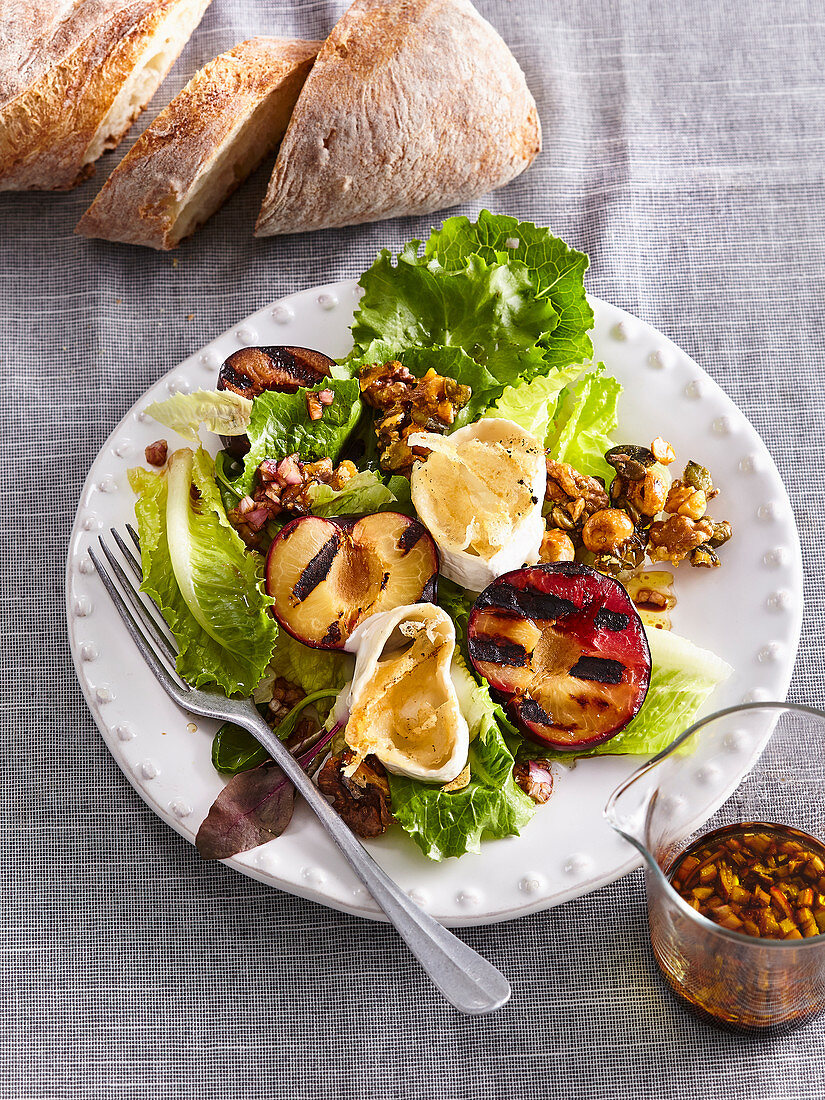 Salat mit gegrillten Pflaumen und Nüssen