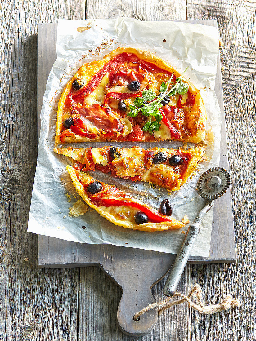 Pizza mit marinierter Paprika und schwarzen Oliven