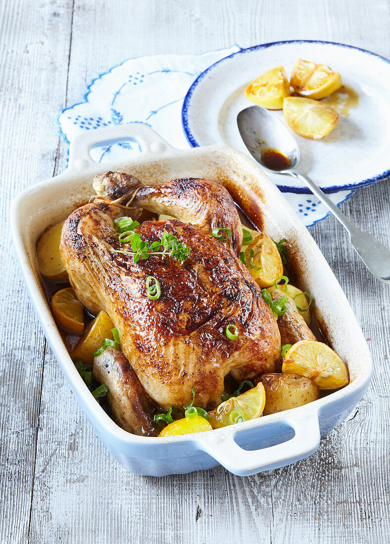 Langsam gebratenes Huhn mit Kartoffeln und Knoblauch