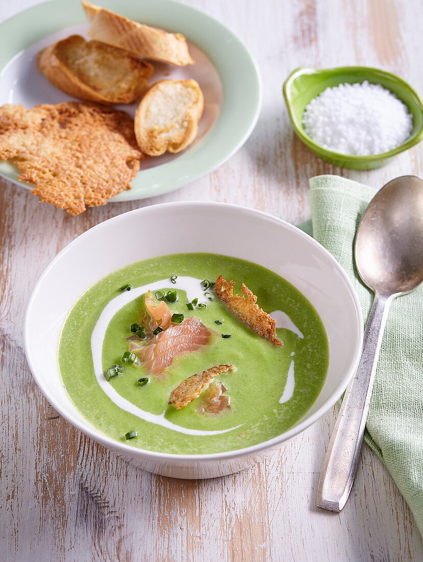 Erbsencremesuppe mit Lachs