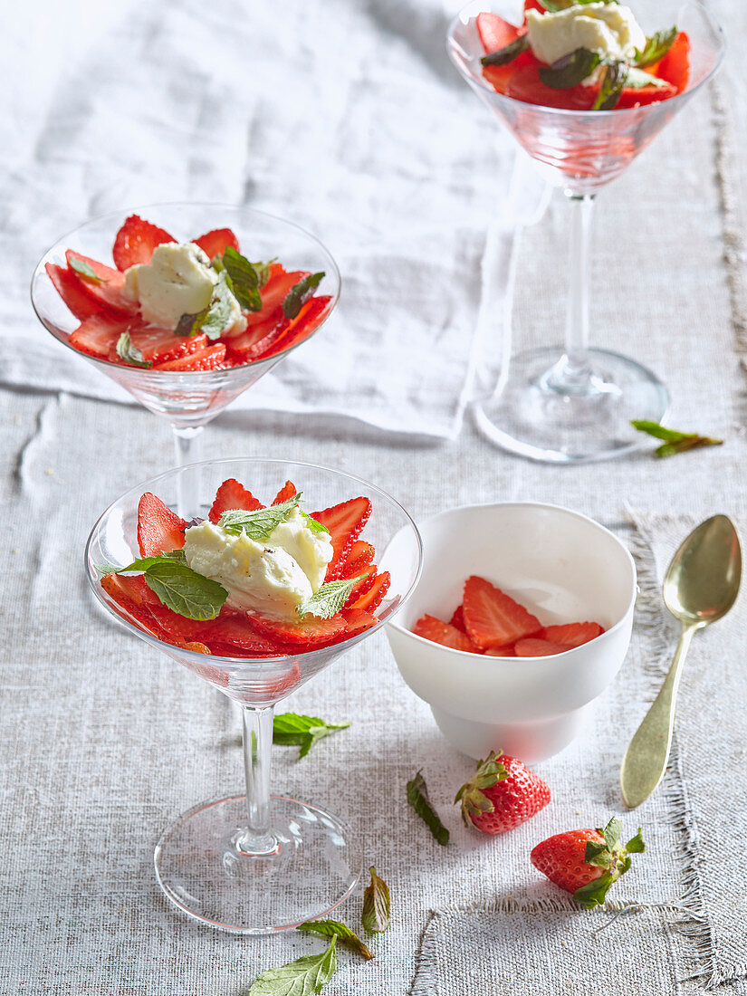Erdbeeren mit Vanille-Mascarpone-Creme – Bilder kaufen – 13415118 StockFood