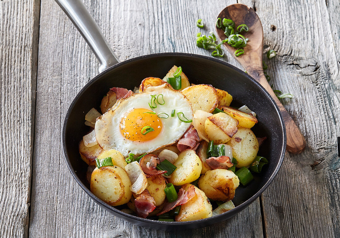 Tirol Gröstl (Kartoffelpfanne) mit Speck und Spiegelei