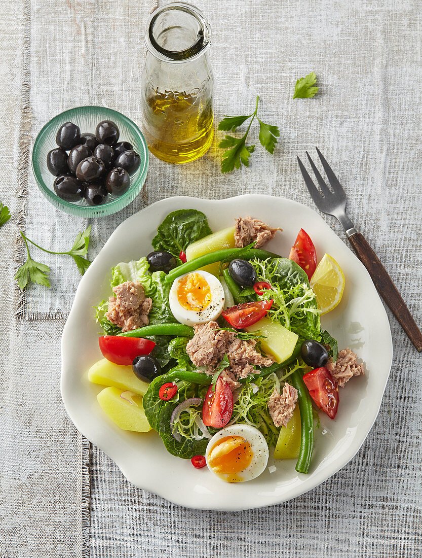 Nizzasalat mit Thunfisch, gekochten Eiern und Oliven