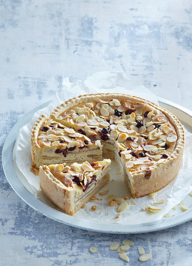 Northerly cake with apples and cranberries