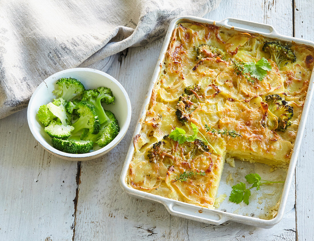 Gratinated potatoes with broccoli