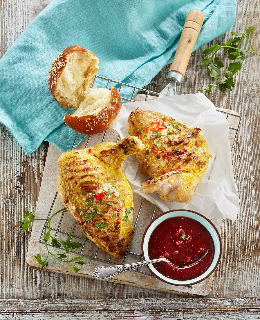 Gegrilltes Hähnchen mit hausgemachter BBQ-Sauce