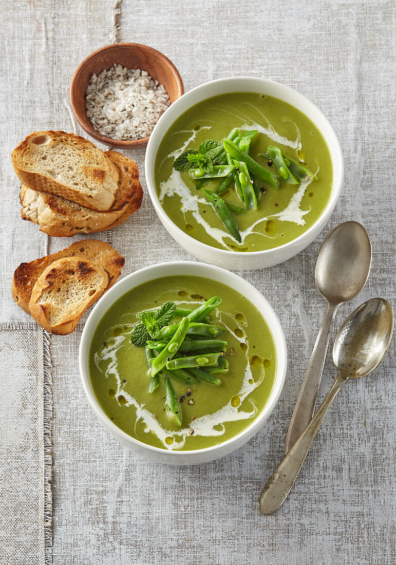 Grüne Bohnensuppe mit Röstbrot