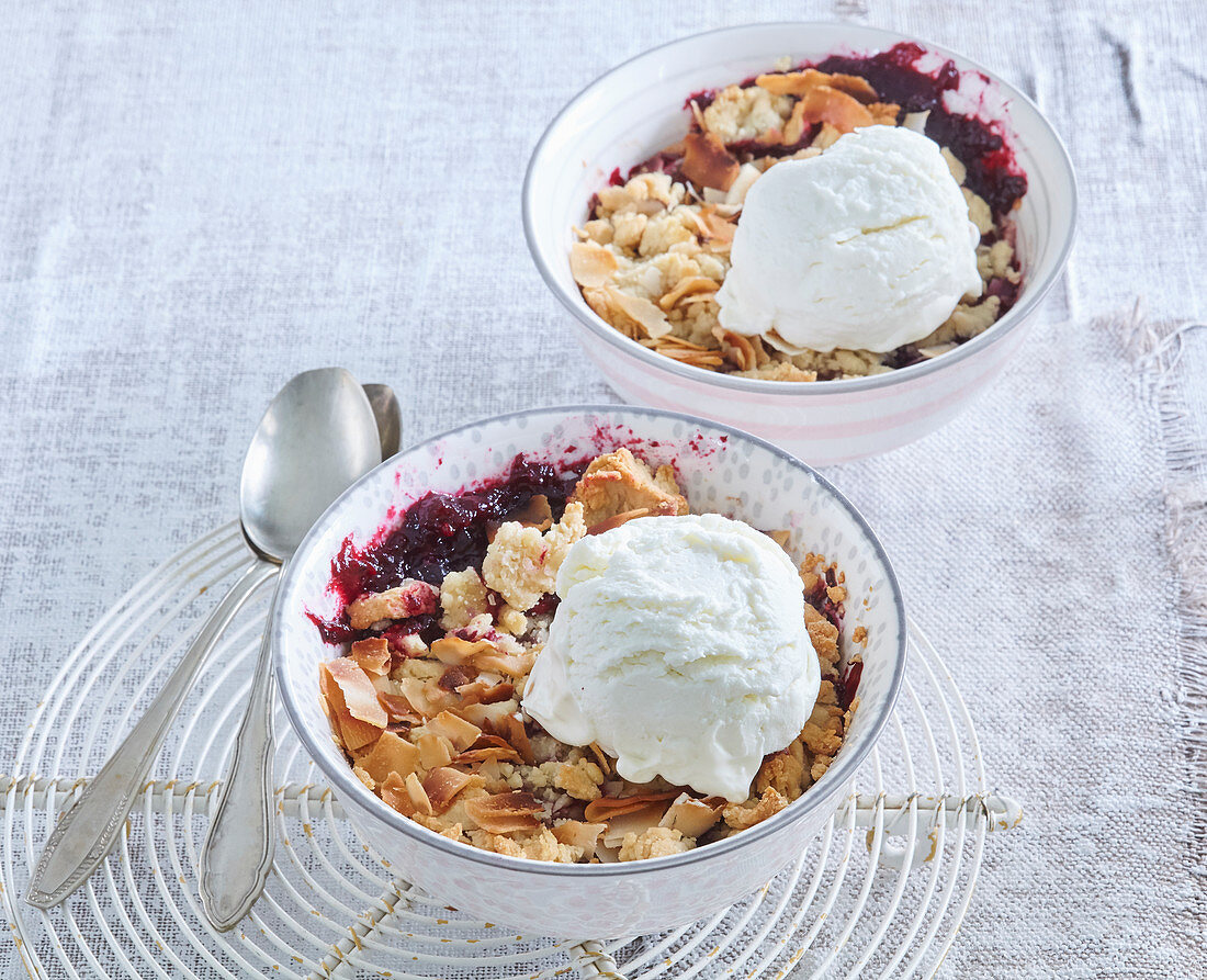 Forrest berries crumble with ice cream