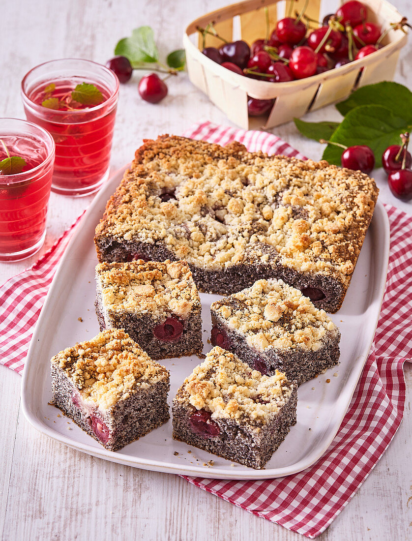 Mohnkuchen mit Kirschen und Marzipanstreuseln