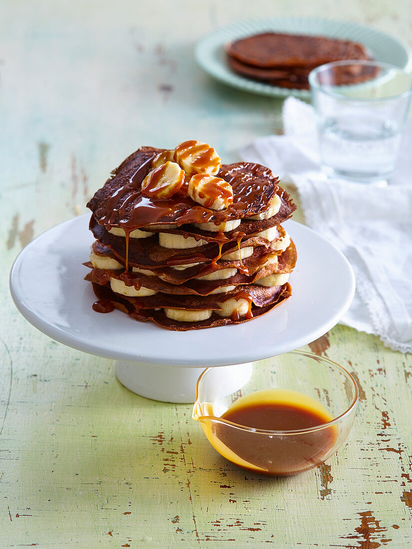 Pfannkuchentorte mit Banane und Karamell