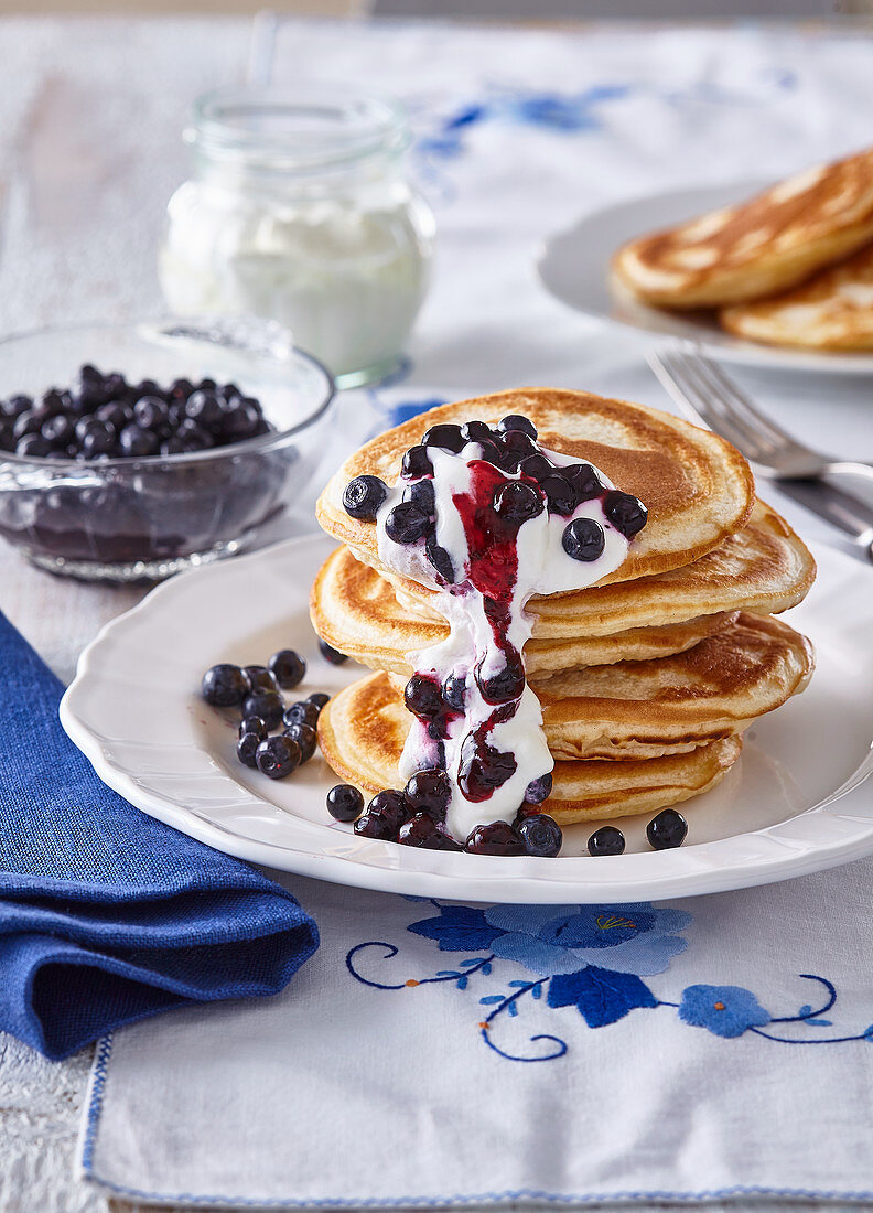 Pancakes with blueberries and yoghurt
