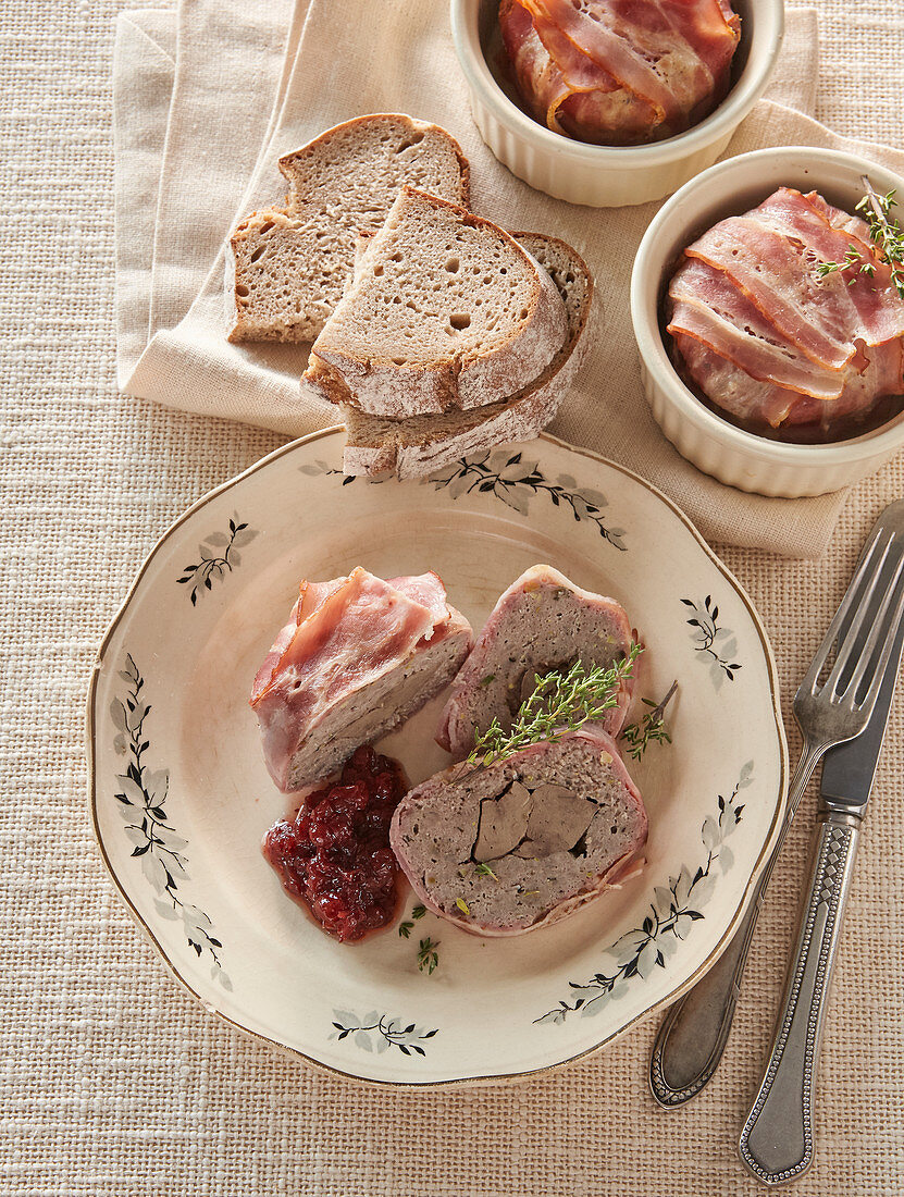 Klassisches Gänseleberpaté mit Brot