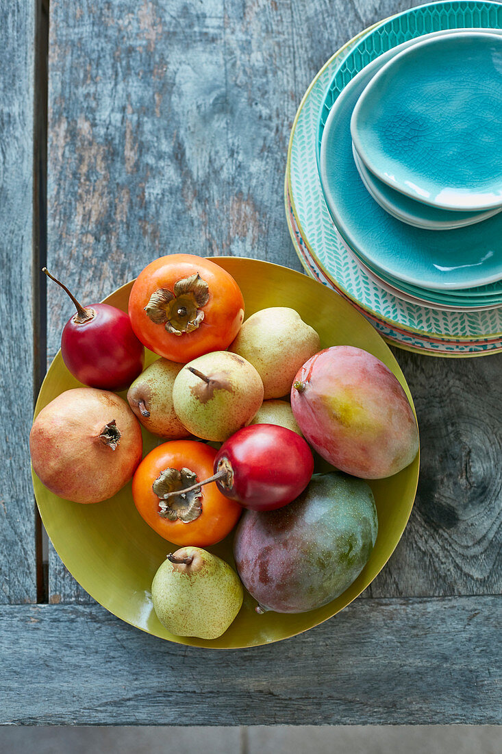 Obst-Arrangement mit Tamarillos, Mangos, Khaki, Birnen und Granatapfel