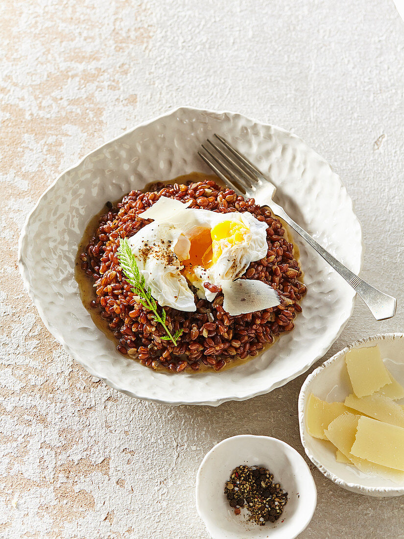 Red wheat risotto with poched egg