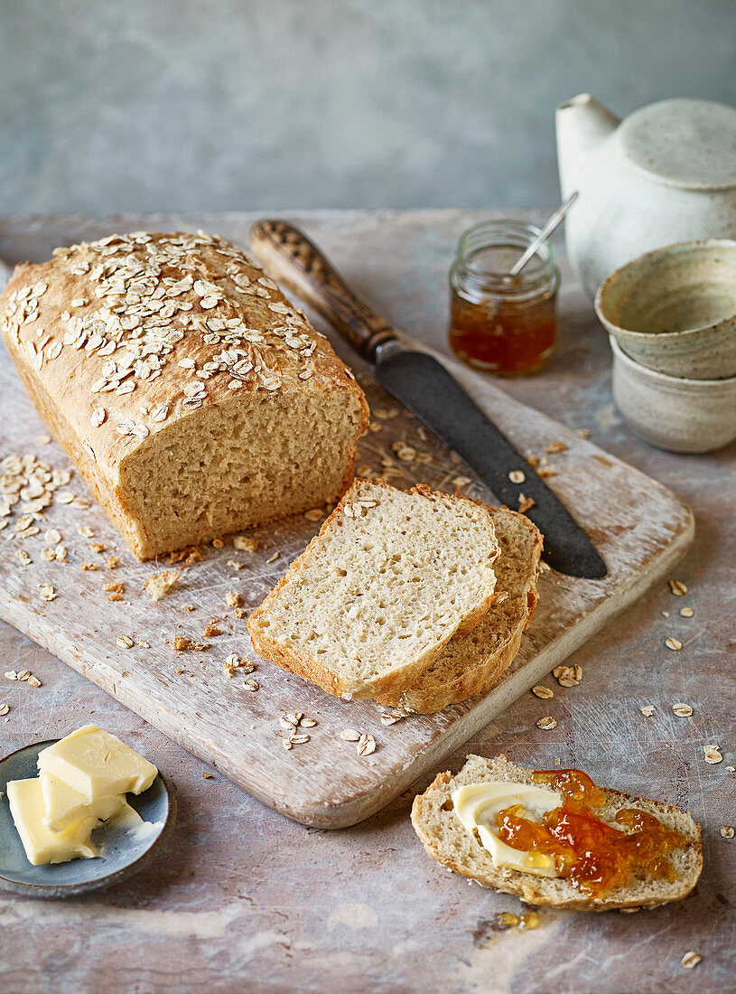 Porridge-Brot, angeschnitten mt Butter und Marmelade