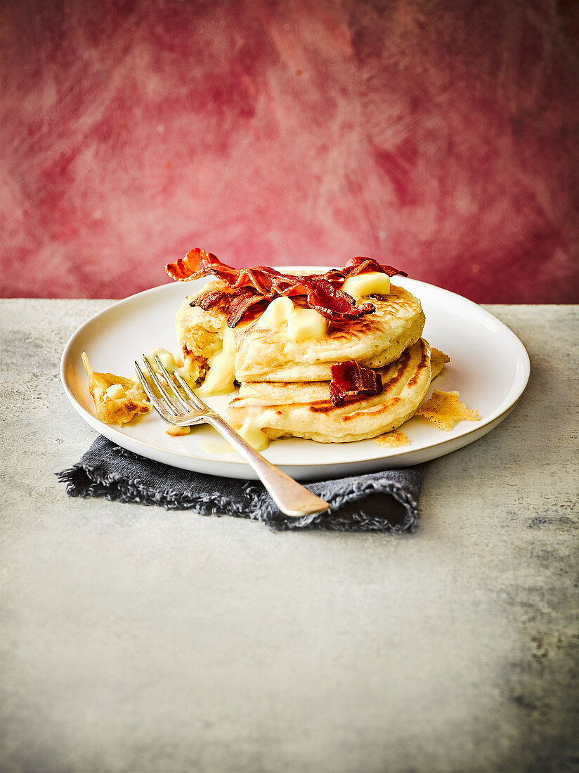 Pancakes mit Brie-Füllung und knusprigem Speck