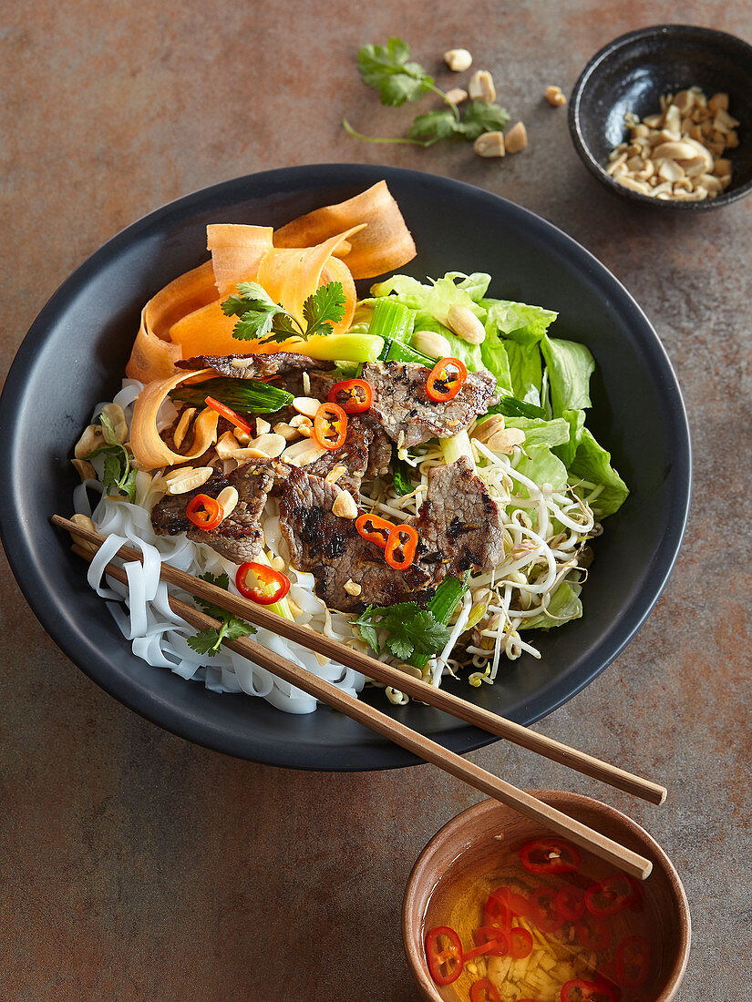 Bun Bo Nam Bo (Vietnamesischer Reisnudeln mit Rindfleisch)