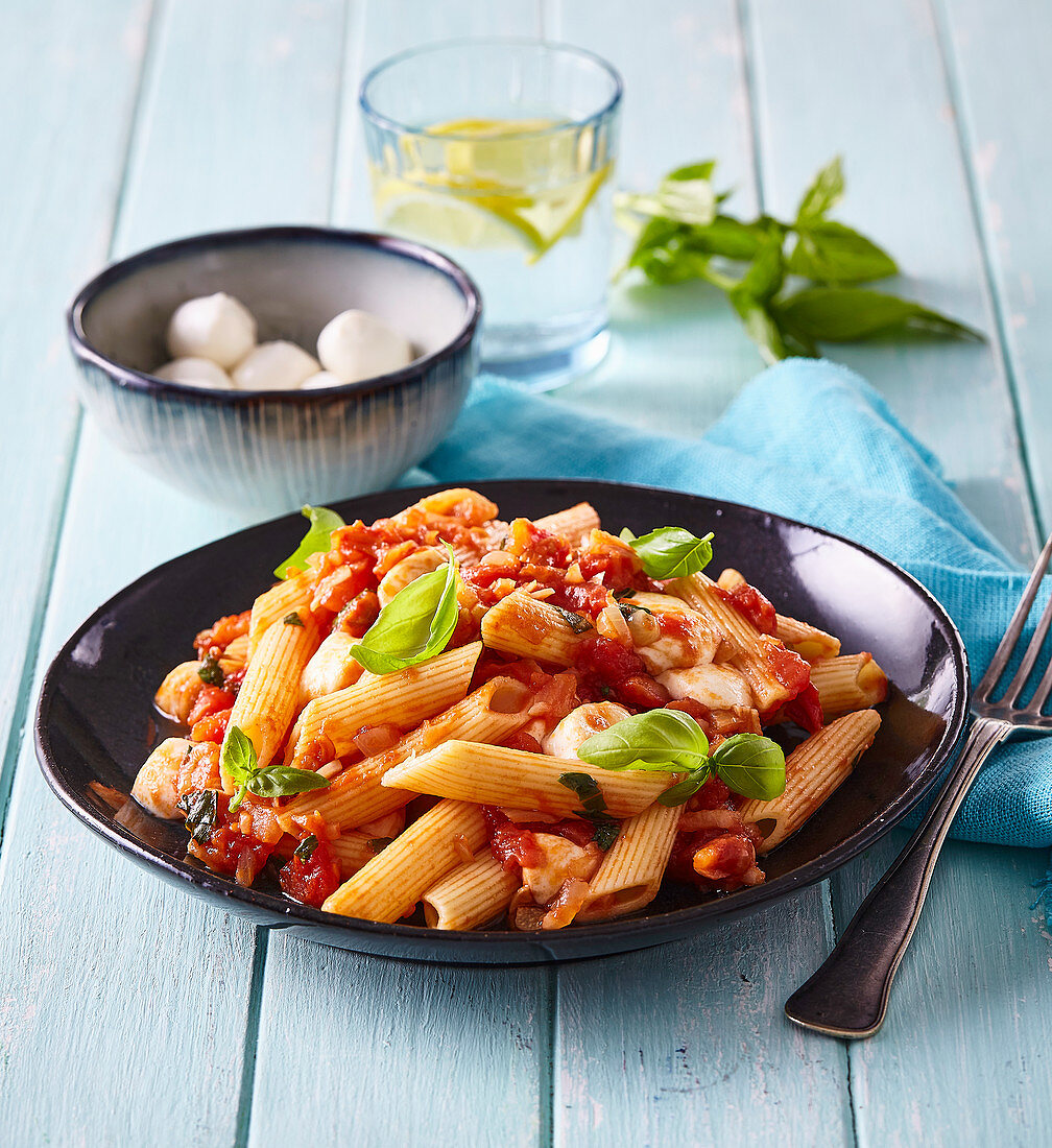 Penne mit Tomatensauce und Mozzarella