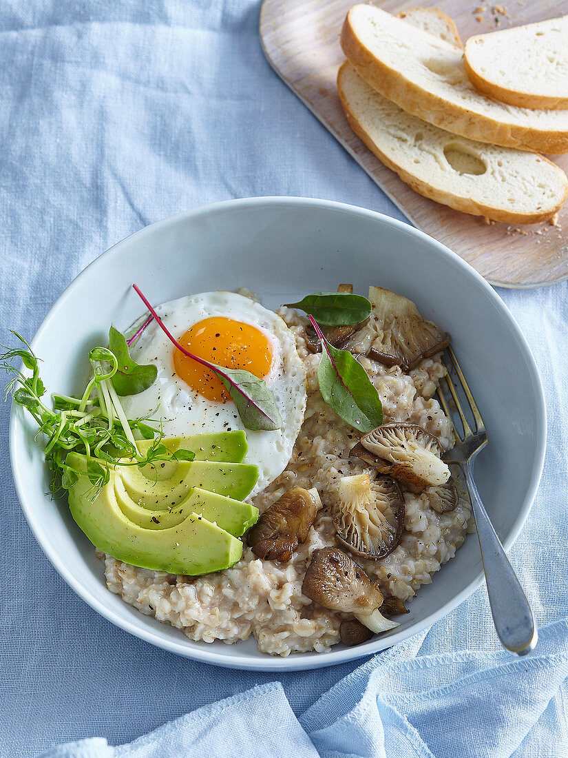 Haferbrei mit Avocado, Pilzen und Spiegelei