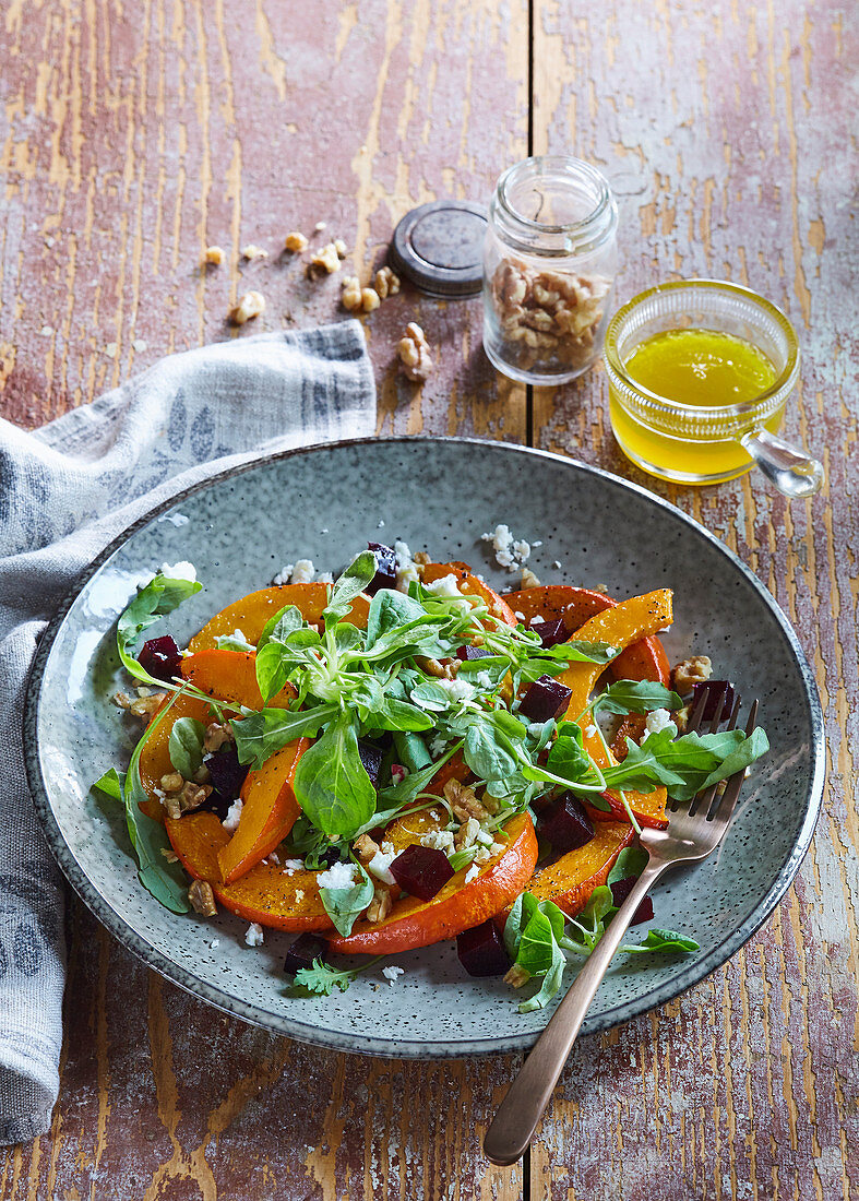 Salad with baked pumpkin