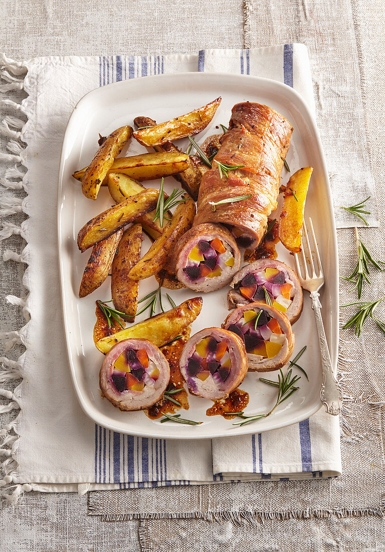 Schweineroulade mit Wurzelgemüsefüllung und Ofenkartoffeln