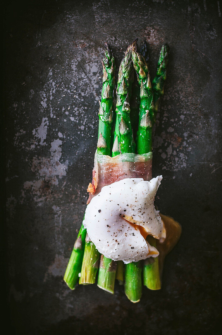 Poached egg with asparagus and ham