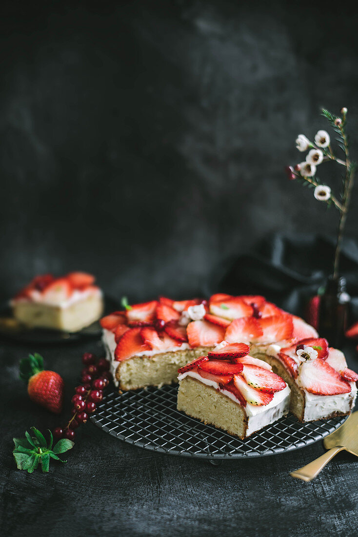Vanillekuchen mit Erdbeeren und Mascarpone-Zuckerguss
