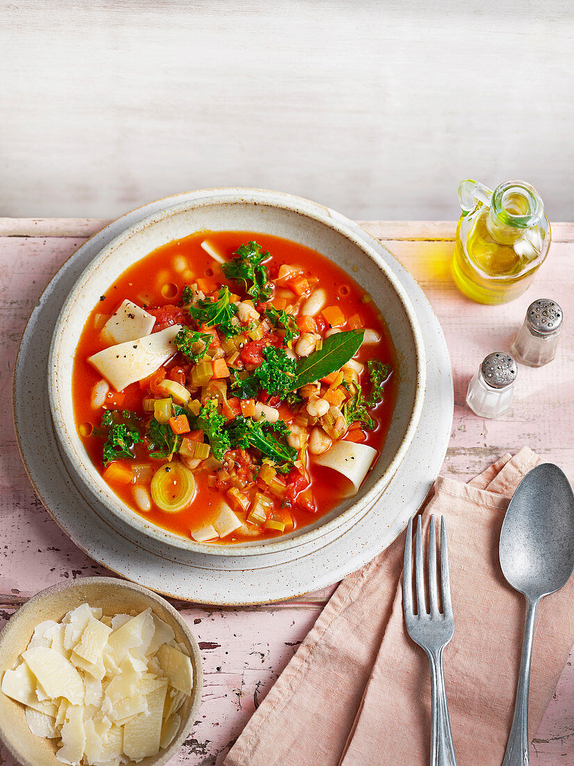 Suppe mit Broken Lasagne und weißen Bohnen