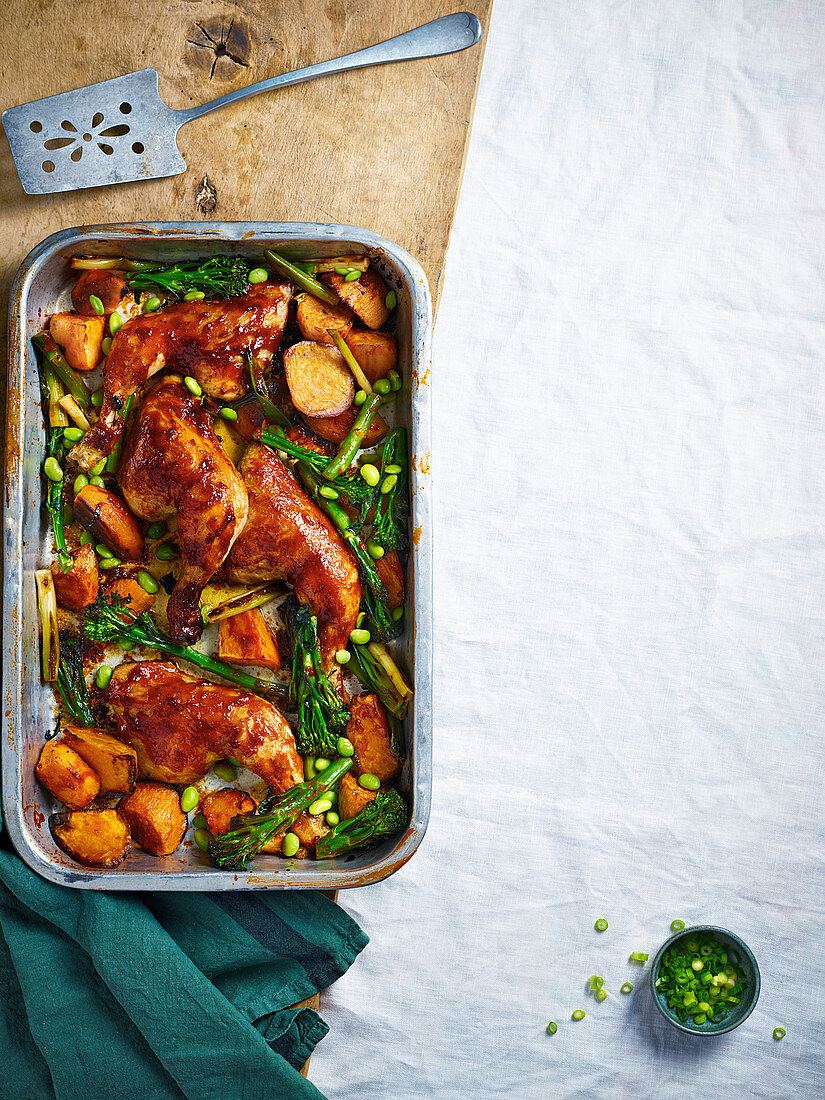 Glasiertes Gochujang-Hähnchen aus dem Ofen mit Süßkartoffeln