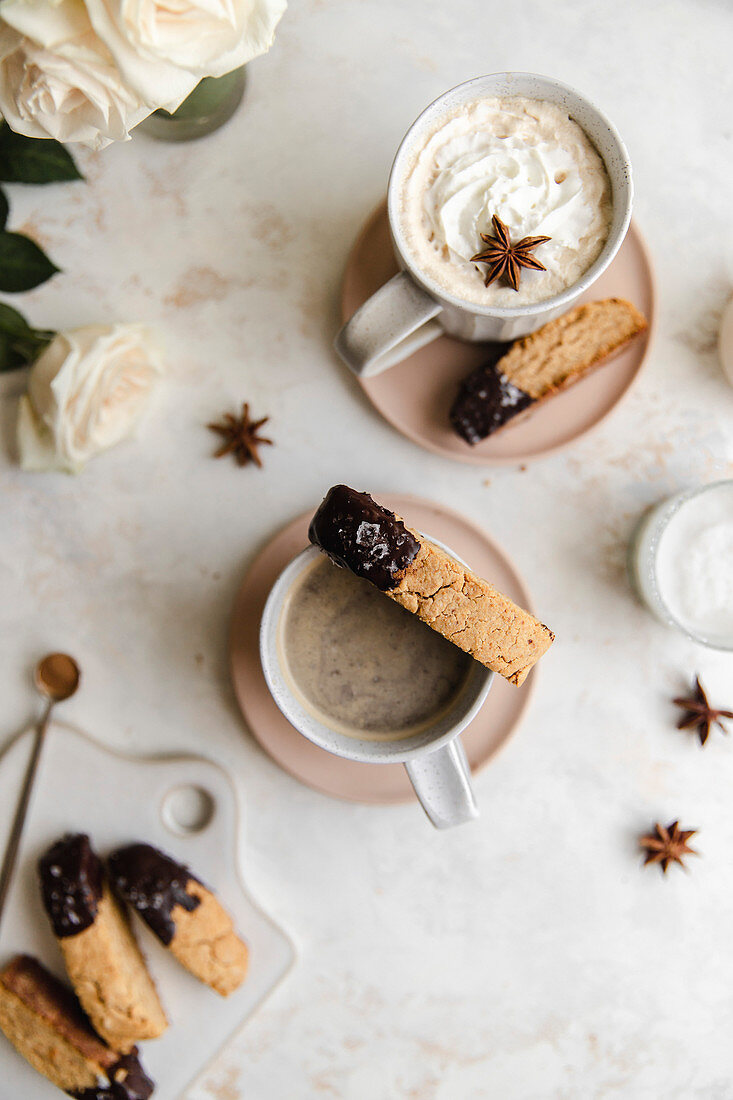 Schokoladen-Tahini-Biscotti und Lebkuchen-Latte