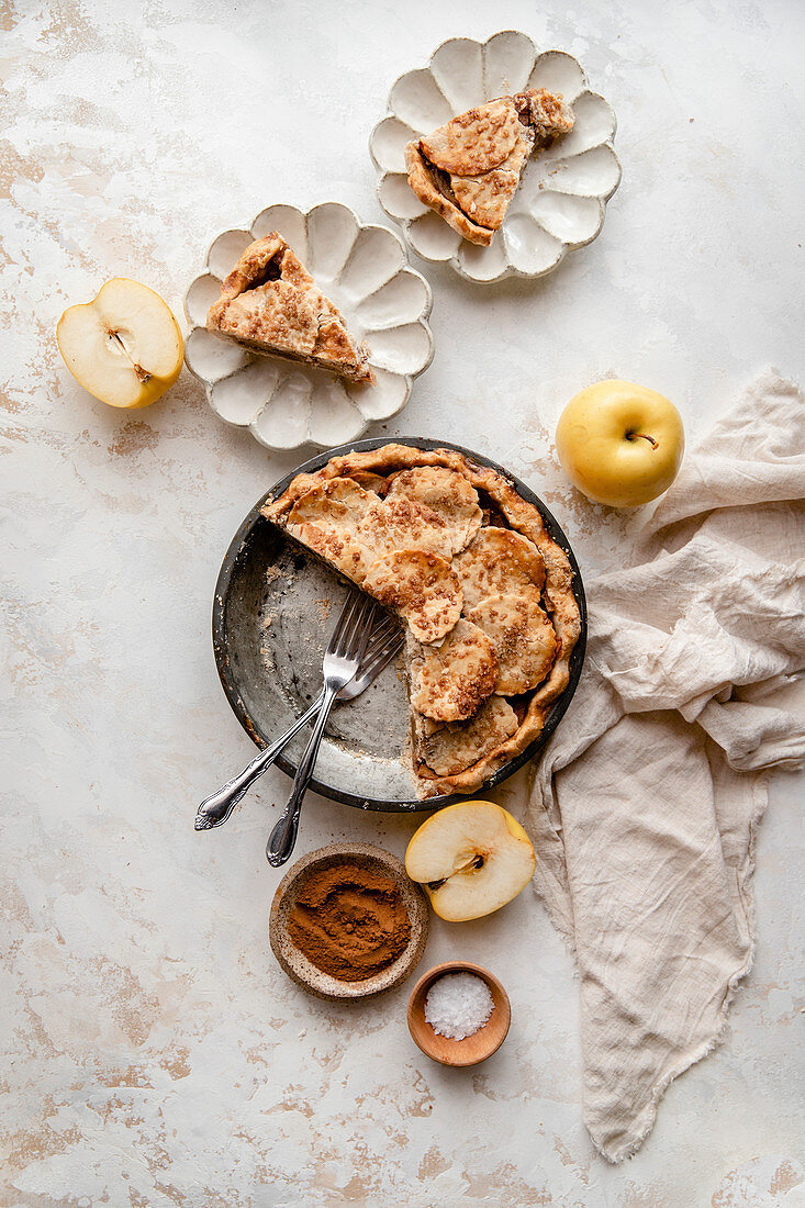 Gedeckter Apfelkuchen mit Zimt