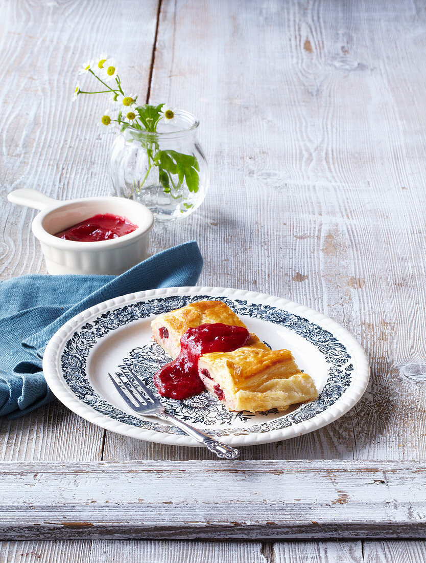 Puff pastry strudel with cranberries