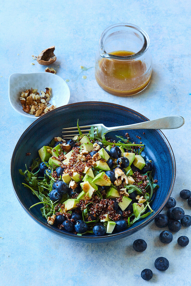 Quinoasalat mit Blaubeeren, Avocado und Rucola