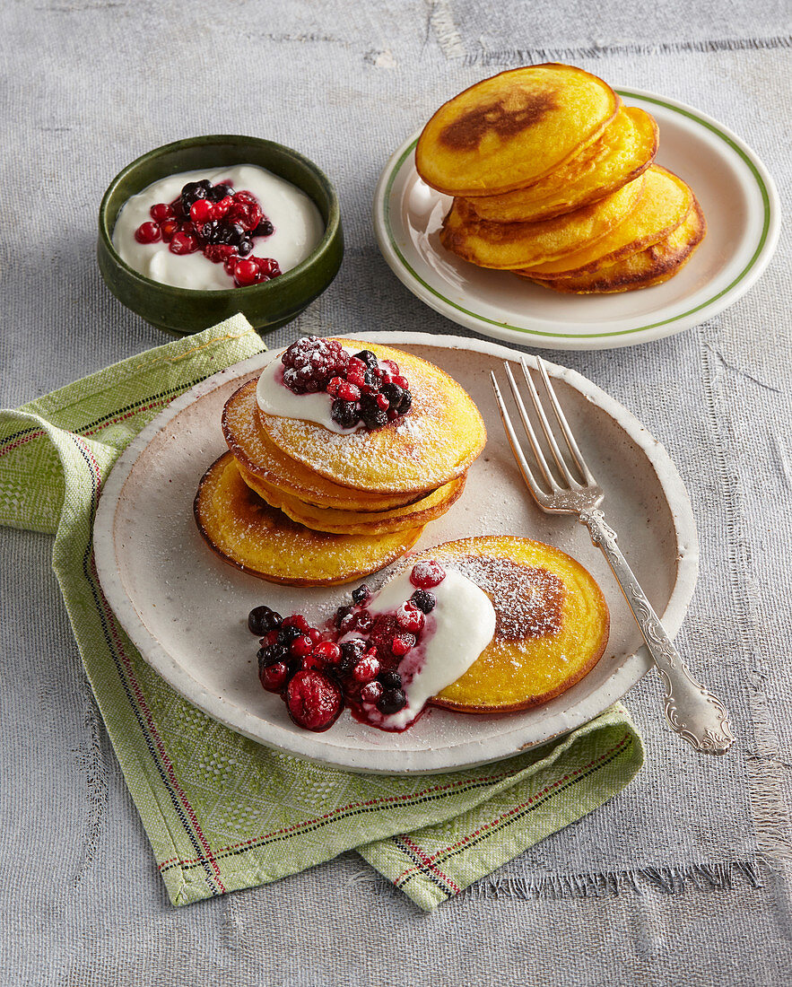 Kürbis-Pancakes mit Beeren und Joghurt