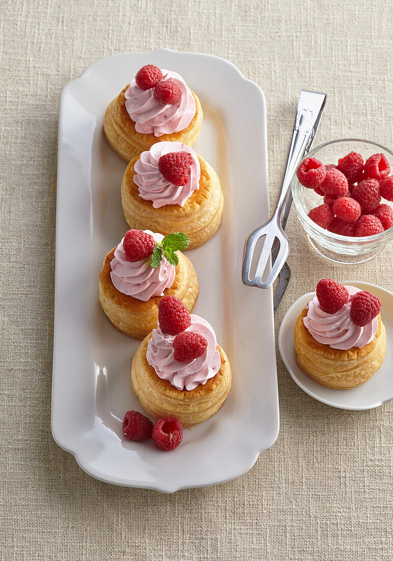 Puff pastry tartlets with raspberry cream