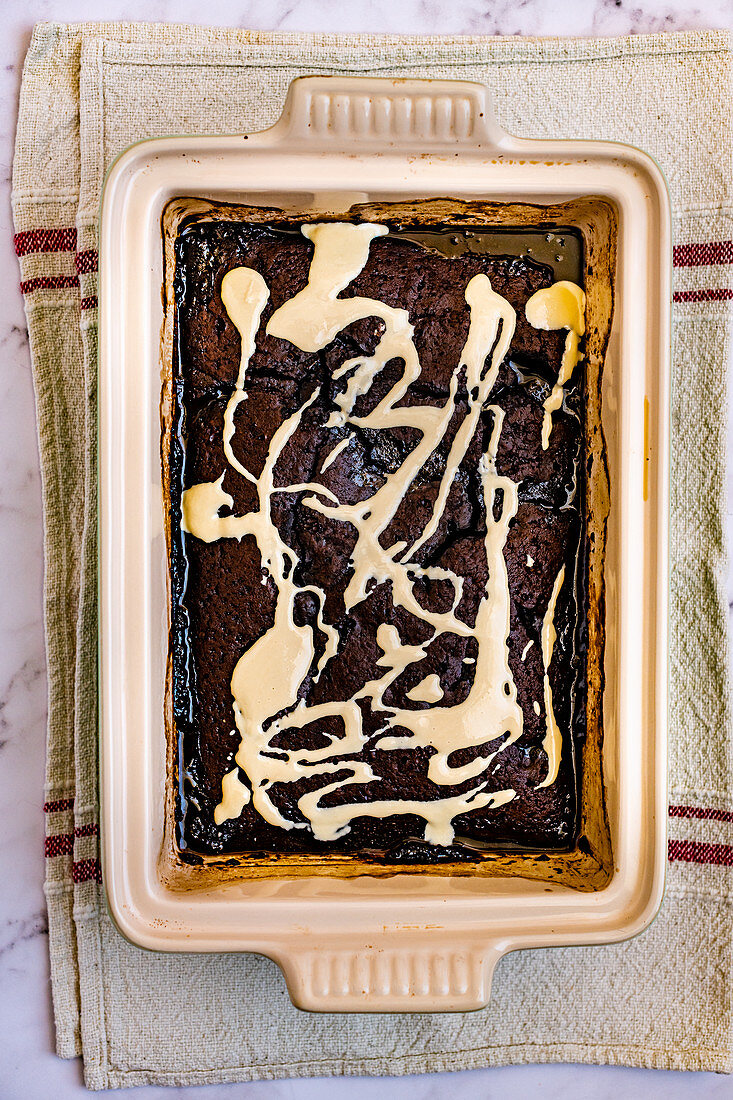 Self-saucing Chocolate Pudding aus dem Ofen mit Tahini