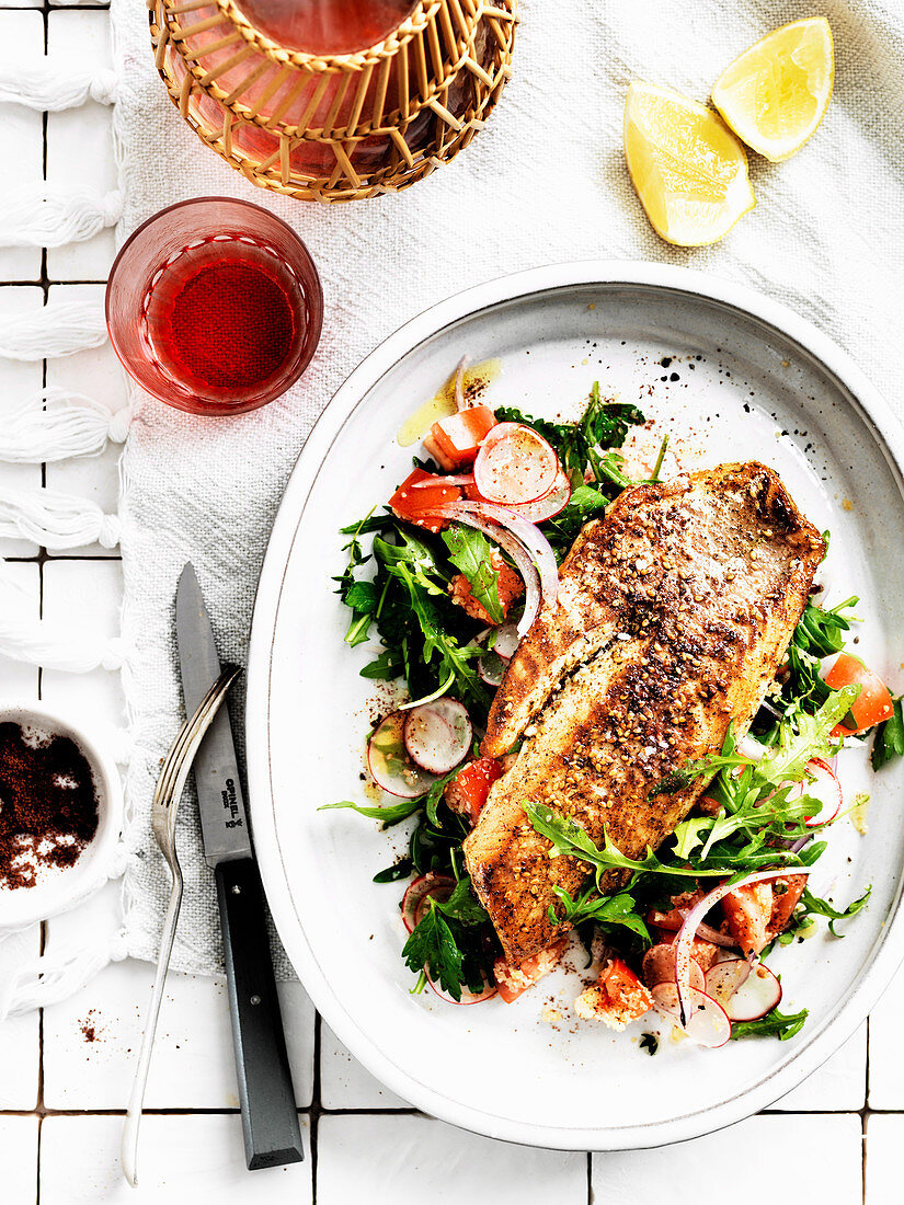 Zaatar-Snapper auf Radieschen-Rucola-Salat