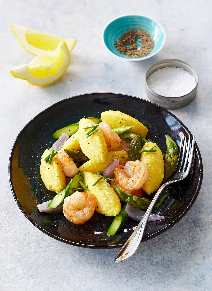 Polenta-Nocken mit Garnelen und grünem Spargel