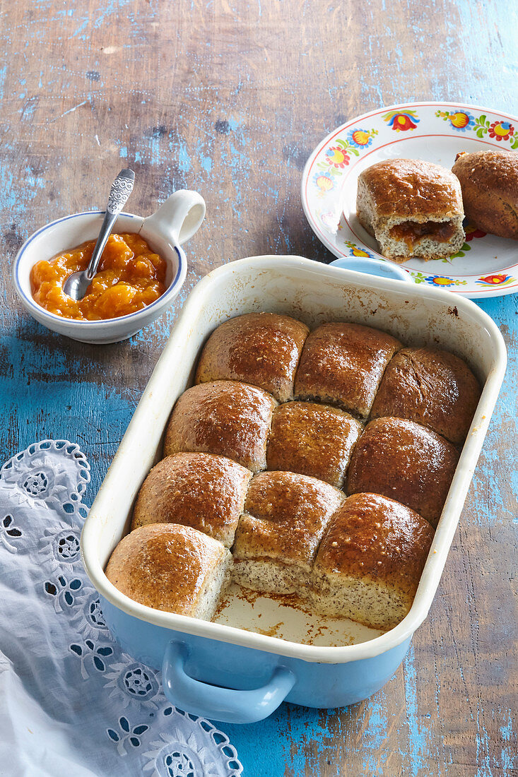 Süße Brötchen mit Mohn und Aprikosen