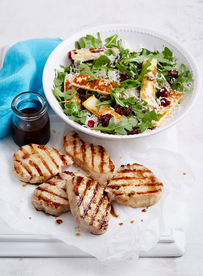 Schweinefilets mit Preiselbeerreis und Rucola