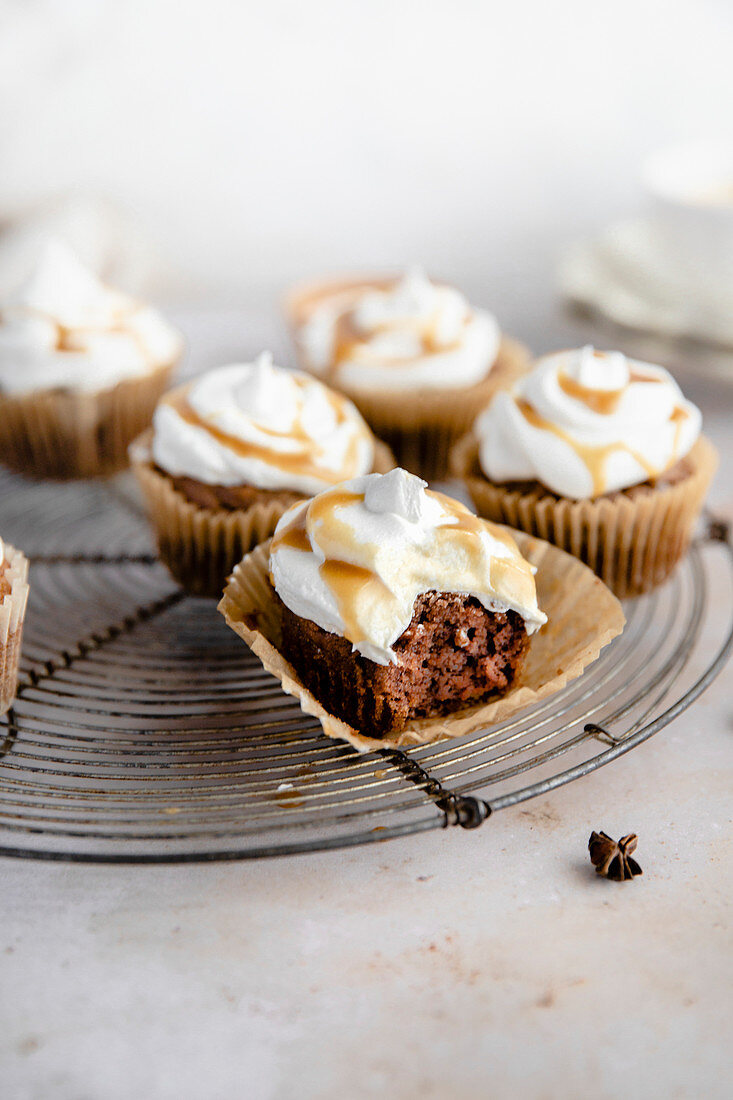 Chai-Cupcakes mit Karamellsauce