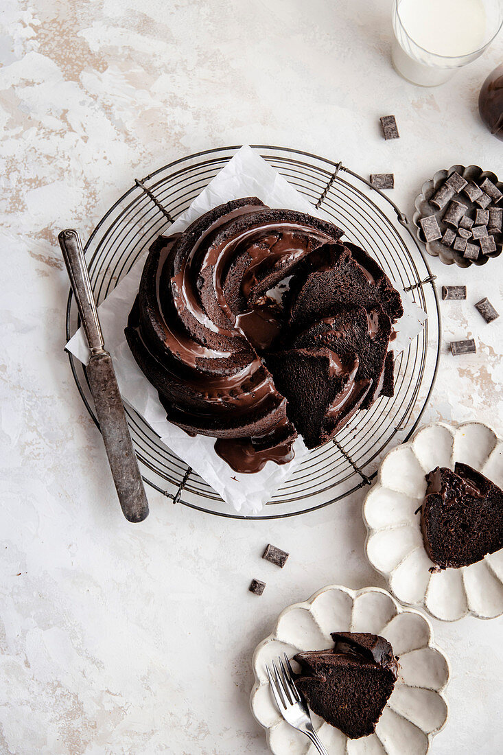 Dunkler Schokoladenkuchen mit Schokoladenglasur, angeschnitten