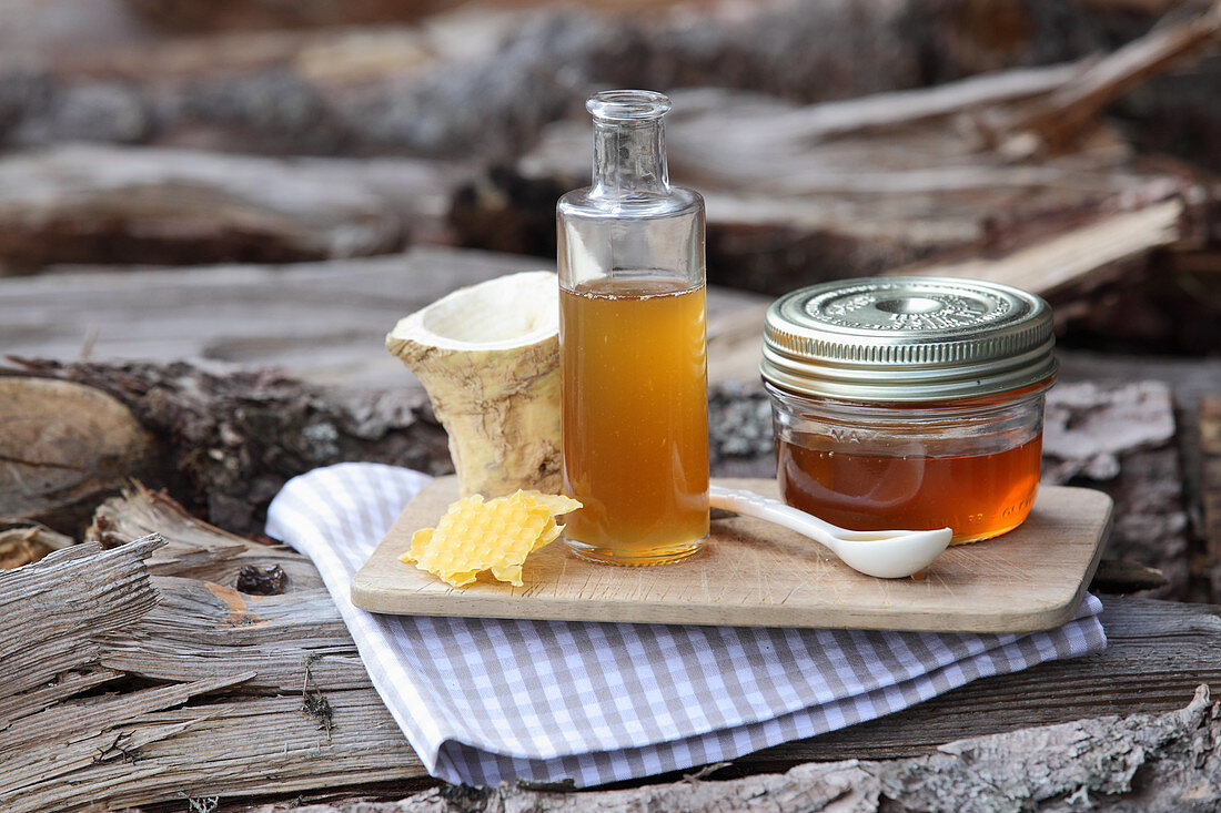 Cough syrup made from horseradish and honey (naturopathy)