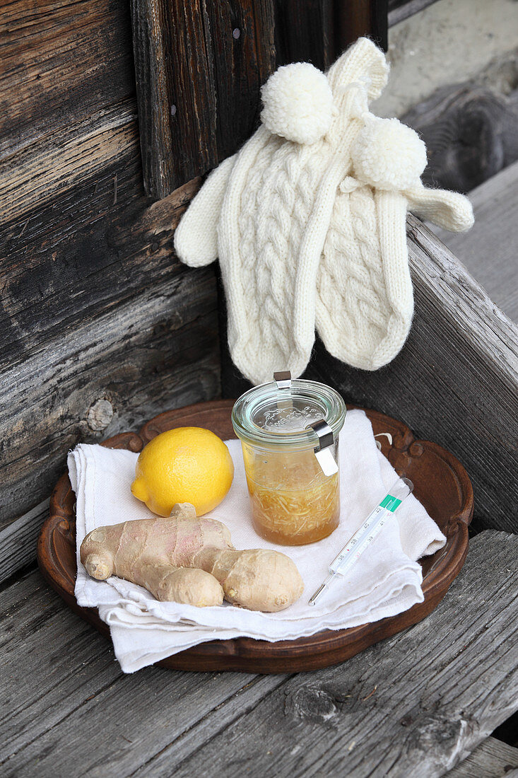 'Throat comfort' mixture of ginger, horseradish, lemon and honey
