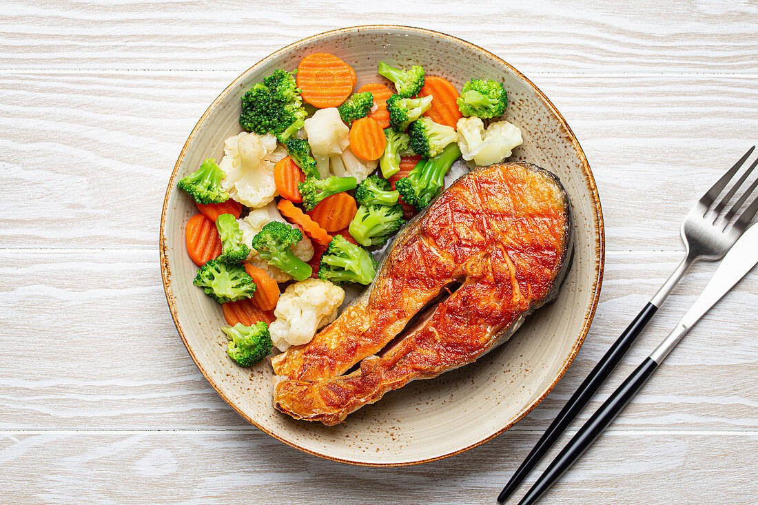 Grilled salmon steak and vegetable salad