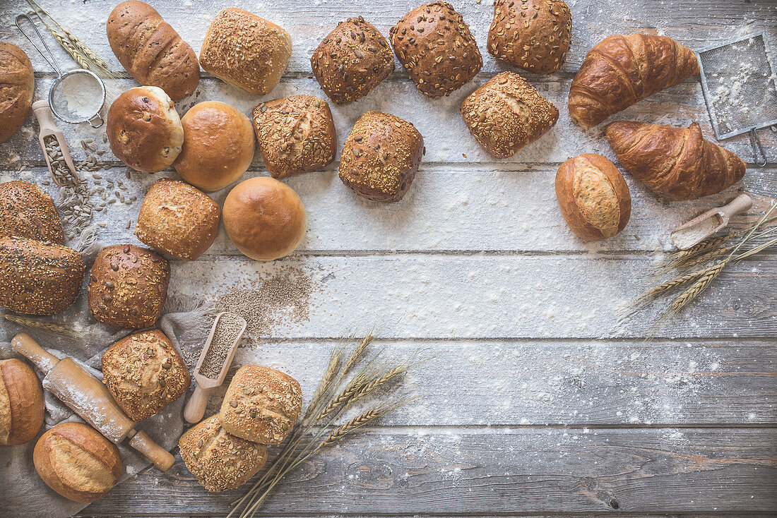 Verschiedene Brötchen und Croissants