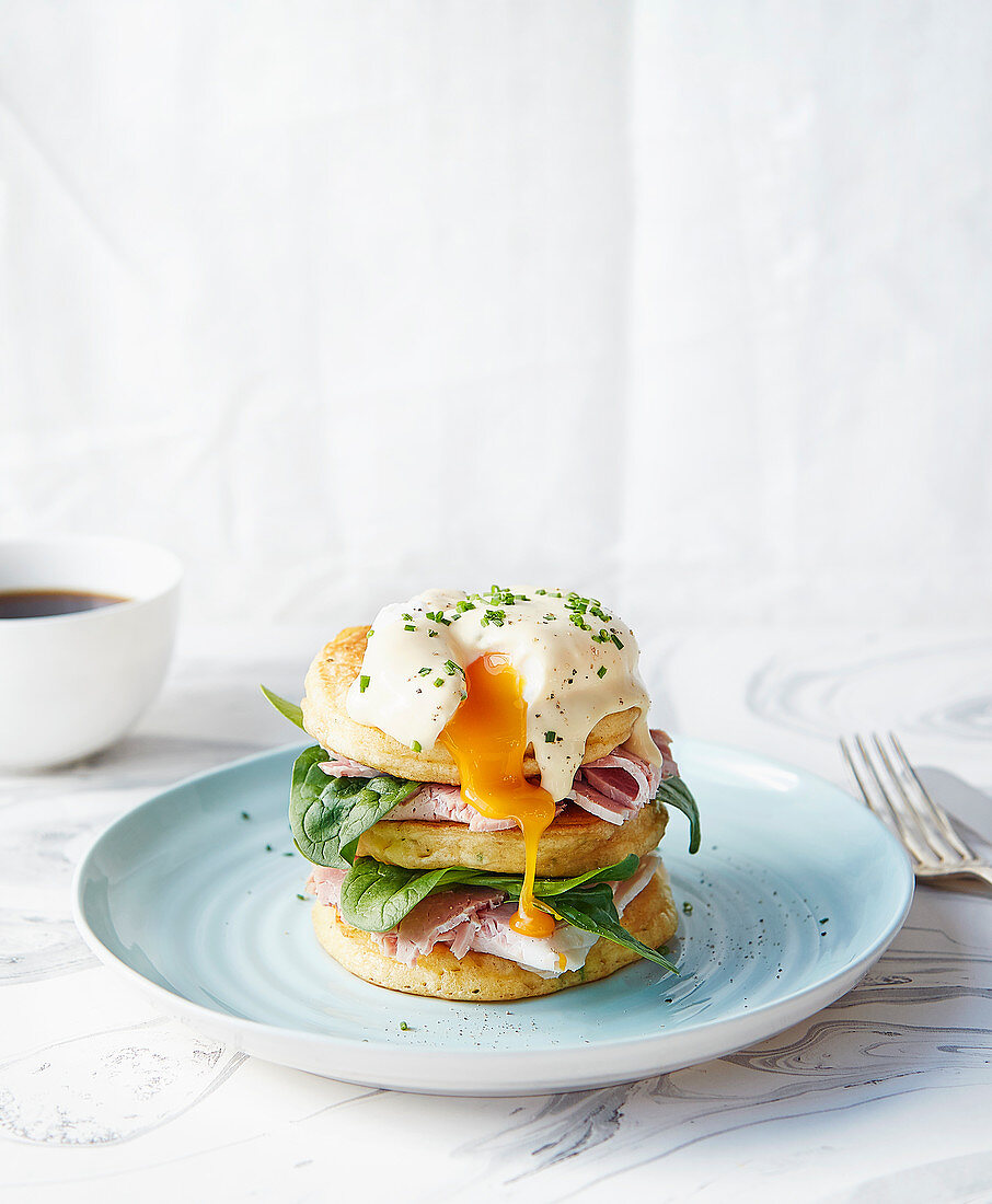 Egg-Benedict-Pancakes mit Schinken und Spinat