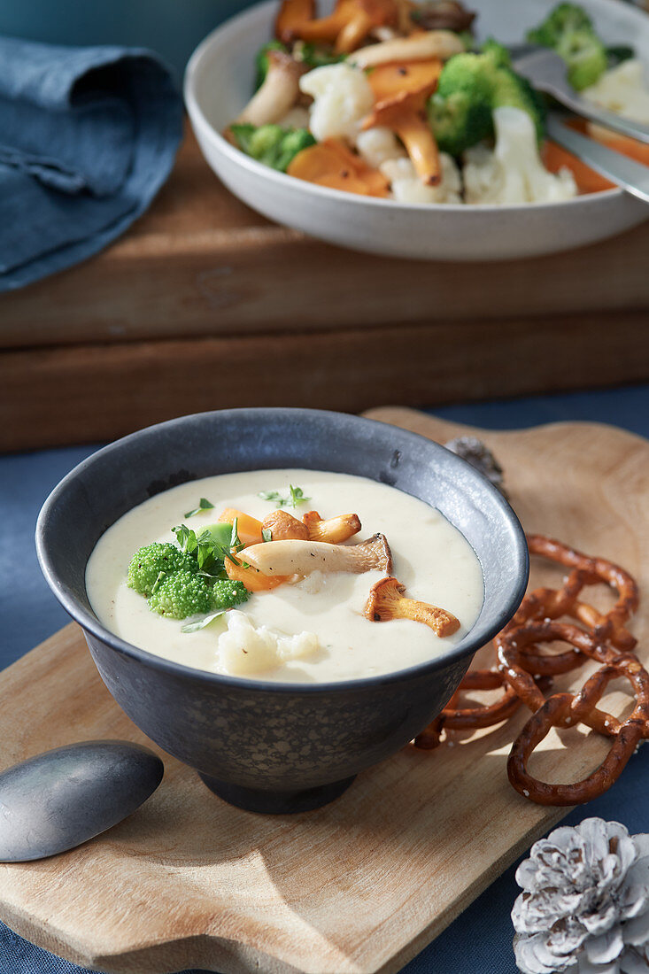 Käsefondue-Suppe mit gebratenem Gemüse und Pfifferlingen