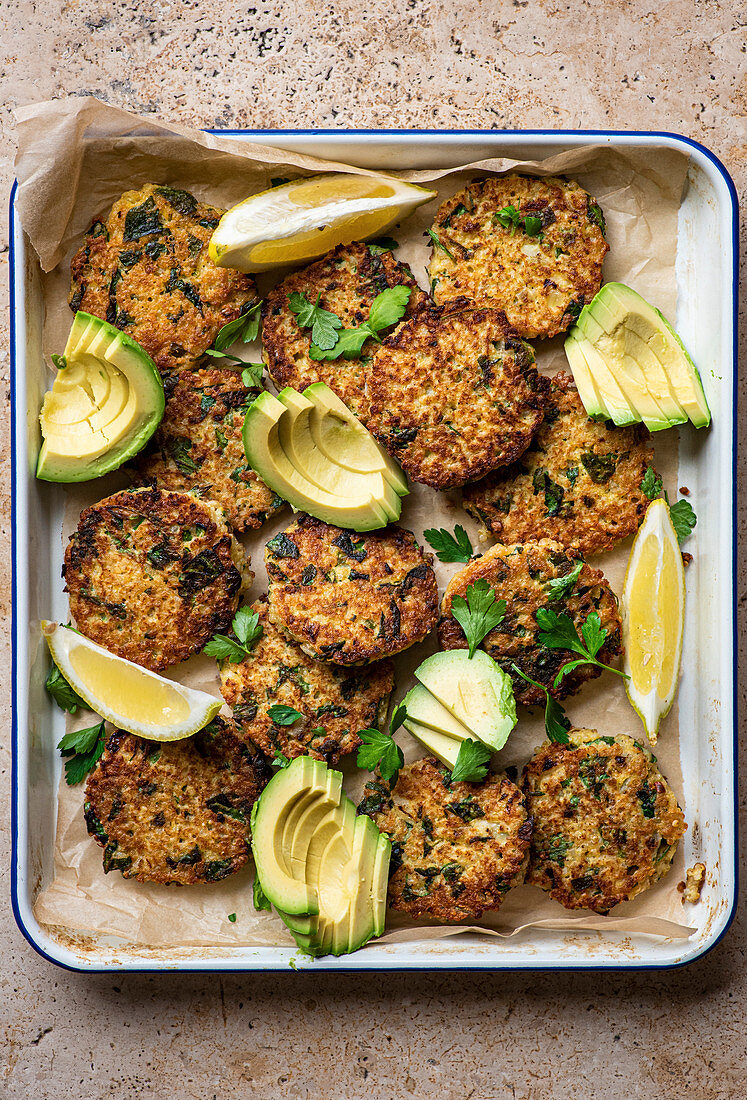 Quinoa-Bratlinge mit Avocado